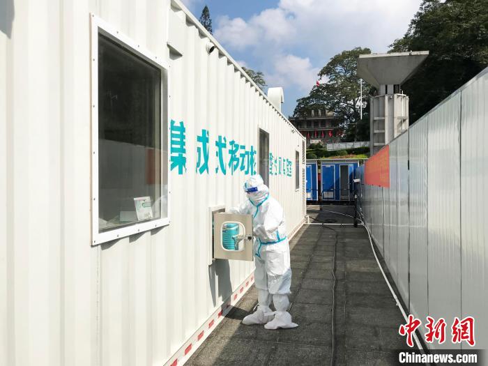 资料图：广西边境口岸首个方舱核酸检测实验室在凭祥友谊关口岸建成启用。　凭祥市卫生健康局供图