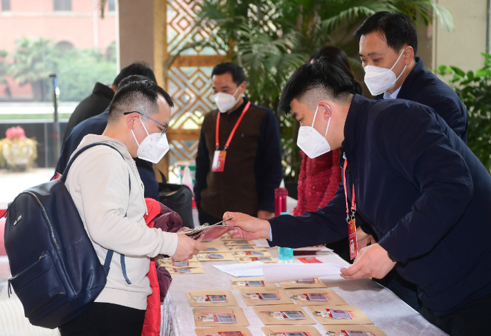 昨日，带着百姓的心声和期盼，来自全省各地、各界别的新一届省政协委员豪情满怀，认真履职尽责。 本报记者 邵丹 余萍 摄