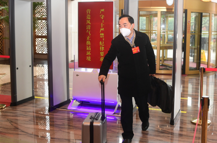 昨日，带着百姓的心声和期盼，来自全省各地、各界别的新一届省政协委员豪情满怀，认真履职尽责。 本报记者 邵丹 余萍 摄