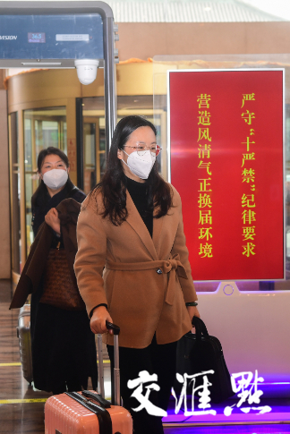 13日，出席江苏省政协十三届一次会议的政协委员陆续抵达大会住地。 本报记者 余萍 邵丹 摄