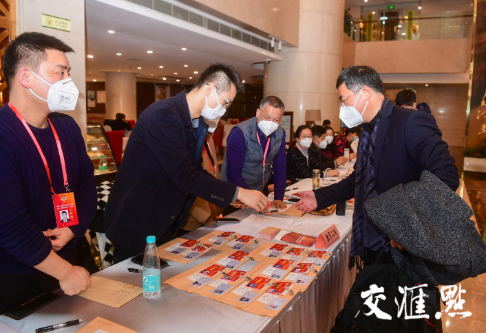 13日，出席江苏省政协十三届一次会议的政协委员陆续抵达大会住地。 本报记者 余萍 邵丹 摄