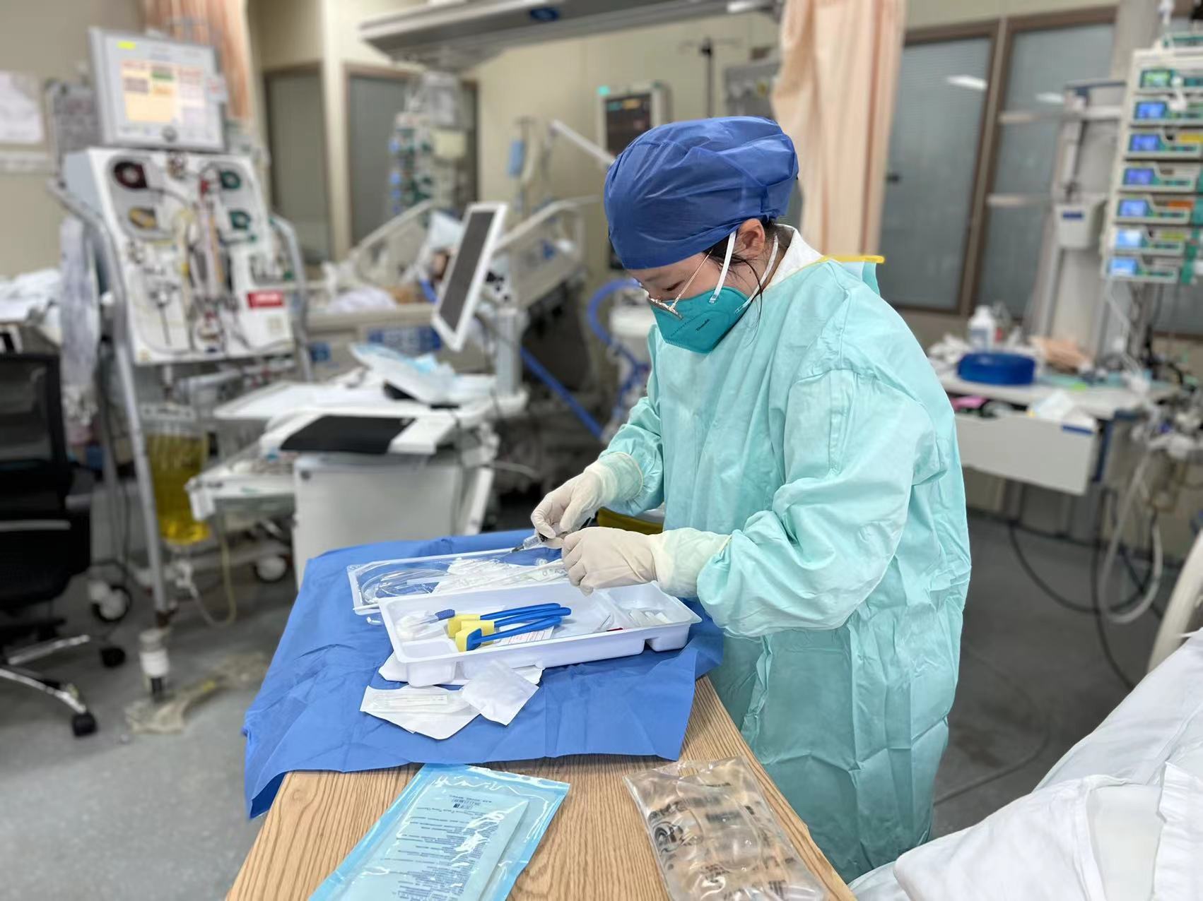 郝迎迎在ICU病房给病人做穿刺