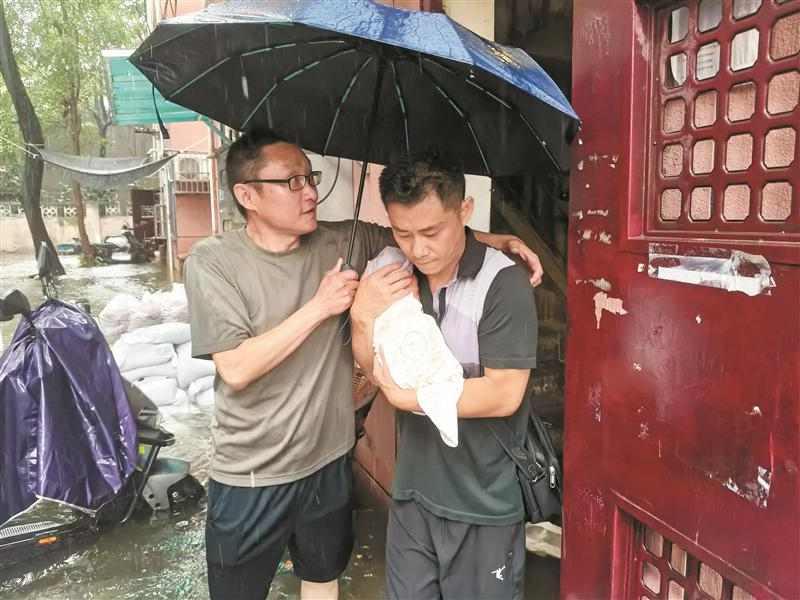 风雨中，他们为群众撑起“暖心伞”